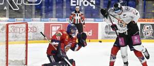 Vľavo brankár HKM Zvolen Pavel Kantor, vpravo útočník HC Košice Filip Krivošík.