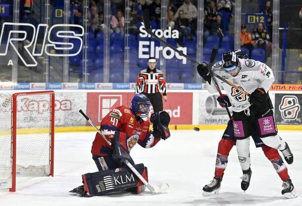 Vľavo brankár HKM Zvolen Pavel Kantor, vpravo útočník HC Košice Filip Krivošík.