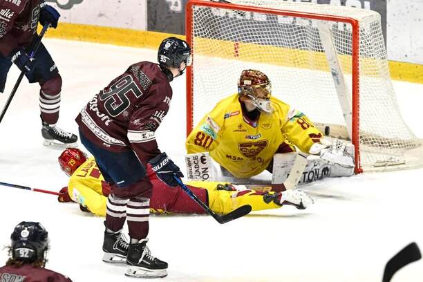 Jonáš Peterek dáva gól.