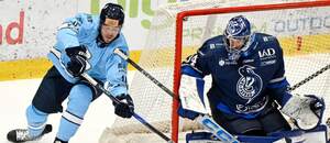 Ryan Dmowski (Slovan) skúša prekonať Filipa Belányiho (Poprad)