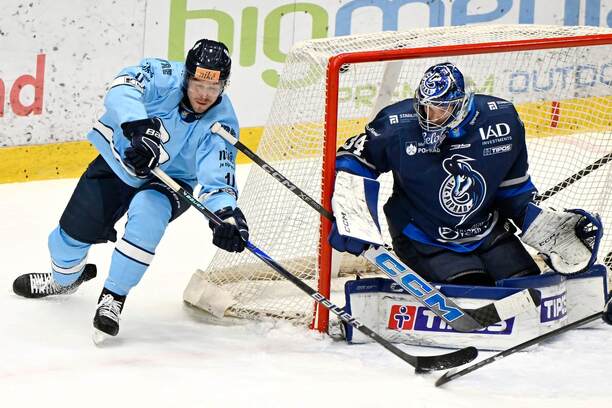 Ryan Dmowski (Slovan) skúša prekonať Filipa Belányiho (Poprad)