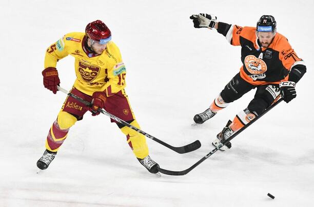 Zľava útočník Trenčína Jordy Bellerive a&nbsp;bývalý útočník Michaloviec Patrik Svitana v&nbsp;Tipsport lige 2025/2026..