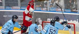 Marek Vankúš (Lip. Mikuláš) strieľa gól do siete Slovana.