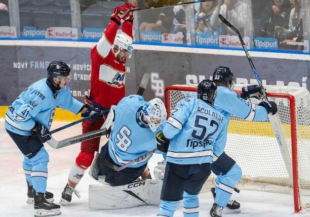 Marek Vankúš (Lip. Mikuláš) strieľa gól do&nbsp;siete Slovana.