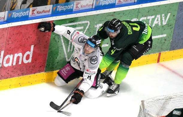 Petráša atakuje Chicoine.