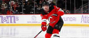 Obranca Šimon Nemec v drese New Jersey Devils v NHL.