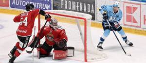 Vpravo útočník HK Nitra Michal Krištof, vľavo obranca Banskej Bystrice Boris Česánek.