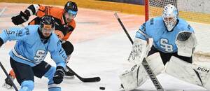 V súboji o puk obranca Slovana Bratislava (v modrom) Patrik Bačik a útočník Michaloviec Matúš Spodniak.