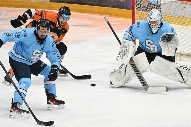 V súboji o&nbsp;puk obranca Slovana Bratislava (v modrom) Patrik Bačik a&nbsp;útočník Michaloviec Matúš Spodniak.