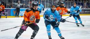 Zľava obranca Antonín Bartoš (HC Košice) a útočník Samuel Takáč (HC Slovan Bratislava).