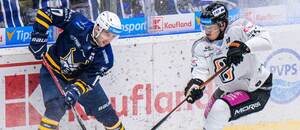 Vľavo útočník HK Spišská Nová Ves Artur Turanský, vpravo obranca HC Košice Antonín Bartoš.