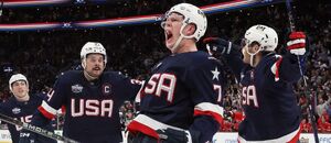 Brady Tkachuk (druhý sprava) spoločne s Austonom Matthewsom (druhý zľava) vo farbách USA.