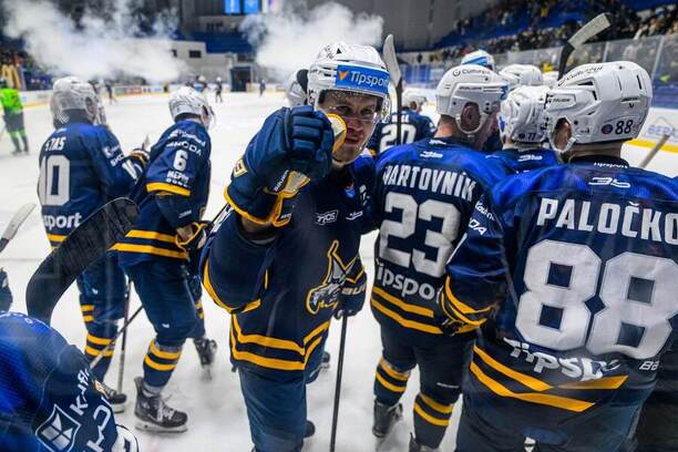 Martin Belluš (v strede) sa teší z&nbsp;víťazstva Spišskej Novej Vsi v&nbsp;Tipsport lige.