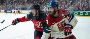 Radko Gudas (vpravo) v zápase Česka s Kanadou na MS v hokeji 2024.