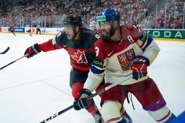 Radko Gudas (vpravo) v&nbsp;zápase Česka s&nbsp;Kanadou na&nbsp;MS v&nbsp;hokeji 2024.