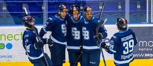 Hokejisti Slovana oslavujú gól do siete Spišskej Novej Vsi.