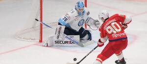 V súboji brankár HK Nitra Jasper Patrikainen a útočník HK 32 Liptovský Mikuláš Timur Ibragimov.