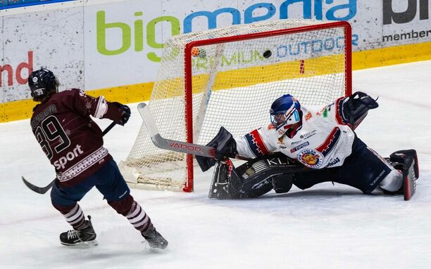 Pecararo dáva gól do&nbsp;bránky Zvolena.