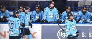 Hokejisti Slovana potrebujú vyhrávať a zároveň dúfať v zakopnutie Nitry.