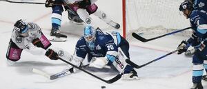 Na fotografii zľava dole obranca HC Košice Eduard Šedivý a brankár HK Nitra Jasper Patrikainen.