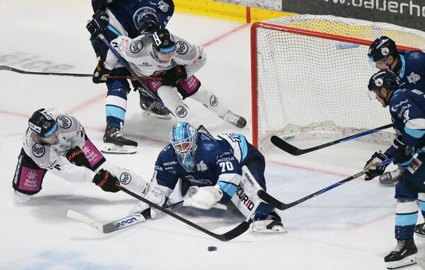 Na fotografii zľava dole obranca HC Košice Eduard Šedivý a&nbsp;brankár HK Nitra Jasper Patrikainen.