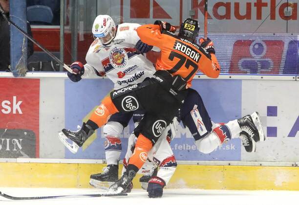 Zvolenčan Andrej Kudrna v&nbsp;bielom drese a&nbsp;Patrik Rogoň (Košice) v&nbsp;súboji počas zápasu HKM Zvolen vs. HC Košice v&nbsp;18. kole hokejovej Tipsport ligy 2025/2026