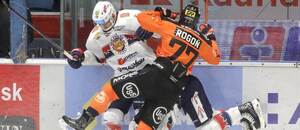 Zvolenčan Andrej Kudrna v bielom drese a Patrik Rogoň (Košice) v súboji počas zápasu HKM Zvolen vs. HC Košice v 18. kole hokejovej Tipsport ligy 2025/2026