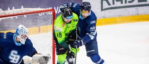 Fabian Andrej Ličko, Henri Kiviaho (obaja Slovan) a Daniel Gachulinec (Žilina) v súboji 36. kola.