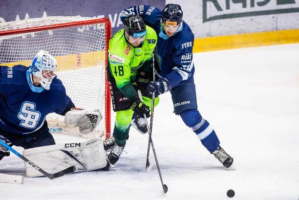 Fabian Andrej Ličko, Henri Kiviaho (obaja Slovan) a&nbsp;Daniel Gachulinec (Žilina) v&nbsp;súboji 36. kola.