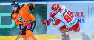 Vľavo obranca HC Košice Antonín Bartoš, vpravo útočník HC Prešov Samuel Chalupa.