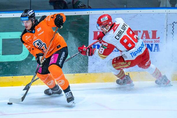 Vľavo obranca HC Košice Antonín Bartoš, vpravo útočník HC Prešov Samuel Chalupa.