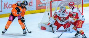 Vľavo útočník HC Košice Mário Lunter, v bránke už bývalý hráč HC Prešov Jaroslav Janus.