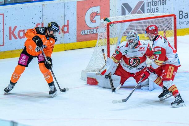 Vľavo útočník HC Košice Mário Lunter, v&nbsp;bránke už bývalý hráč HC Prešov Jaroslav Janus.