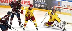 Ryan Dmowski (HC Slovan Bratislava) prekonáva Juliana Juncu (HK Dukla Trenčín).