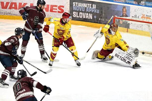 Ryan Dmowski (HC Slovan Bratislava) prekonáva Juliana Juncu (HK Dukla Trenčín).