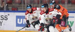 Zľava Andrej Kukučka a Oleksii Myklukha (obaja HC MONACObet Banská Bystrica), za nimi Matúš Havrila (HC Košice).