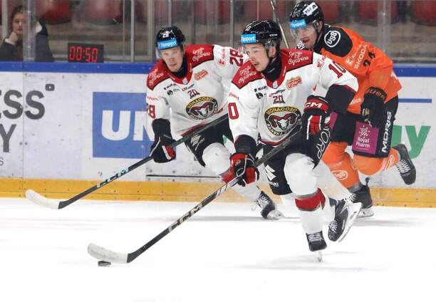 Zľava Andrej Kukučka a&nbsp;Oleksii Myklukha (obaja HC MONACObet Banská Bystrica), za&nbsp;nimi Matúš Havrila (HC Košice).