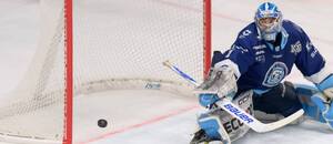 Brankár Dylan Ferguson sleduje let puku.