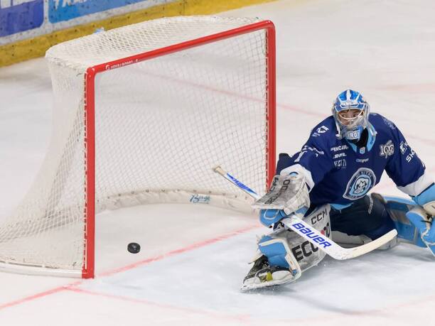 Brankár Dylan Ferguson sleduje let puku.