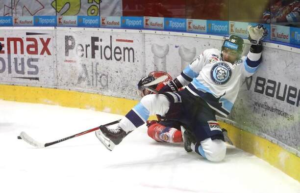 Obranca HK Nitra Marko Stacha.