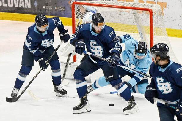 Zľava obrancovia HC Slovan Bratislava Ryan O Connor a&nbsp;Patrik Maier.
