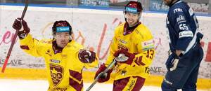 Vľavo Roberts Bukarts, útočník HK Dukla Trenčín.