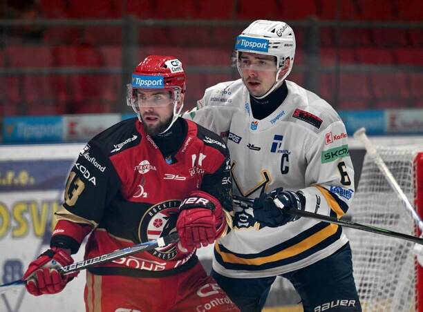 Vpravo obranca HK Spišská Nová Ves, Dávid Romaňák.