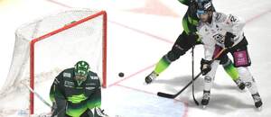 Vľavo brankár Vlci Žilina Connor LaCouvée, vpravo útočník HC Košice Filip Krivošík.