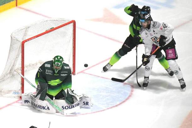 Vľavo brankár Vlci Žilina Connor LaCouvée, vpravo útočník HC Košice Filip Krivošík.