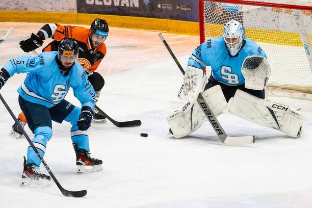 V novembri Slovan zdolal Michalovce 3:0. Na snímke Patrik Bačík, Henri Kiviaho (Slovan) a&nbsp;Matúš Spodniak (Michalovce)