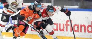 Vľavo Oleksandr Plochotnik (HC Košice) a vpravo Andrew Lucas (HC MONACObet Banská Bystrica).