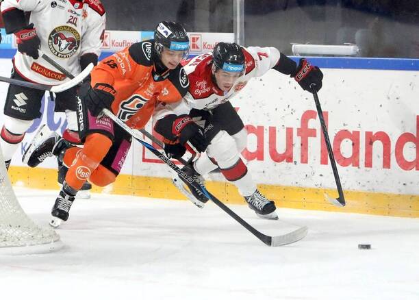 Vľavo Oleksandr Plochotnik (HC Košice) a&nbsp;vpravo Andrew Lucas (HC MONACObet Banská Bystrica).