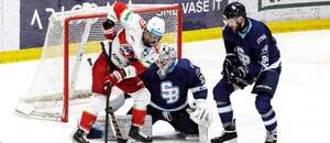 Na fotografii zľava útočník Tomáš Záborský (HK 32 Liptovský Mikuláš), brankár Jaroslav Janus a Vojtech Zeleňák (obaja HC Slovan Bratislava).