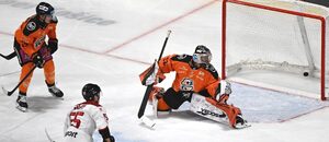 Brankár HC Košice Dominik Riečický inkasuje v 1. zápase štvrťfinále.